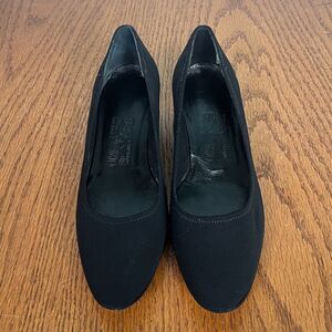 Salvatore Ferragamo Women's 7.5 B Almond Toe Low Heel Fabric Wedge Black 40197
